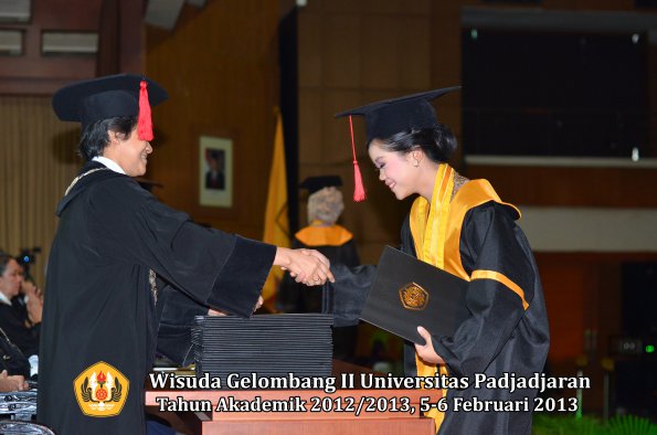 wisuda-unpad-gel-ii-ta-2012_2013-fakultas-hukum-oleh-dekan-078