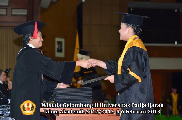 wisuda-unpad-gel-ii-ta-2012_2013-fakultas-hukum-oleh-dekan-080