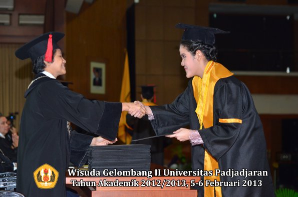 wisuda-unpad-gel-ii-ta-2012_2013-fakultas-hukum-oleh-dekan-081