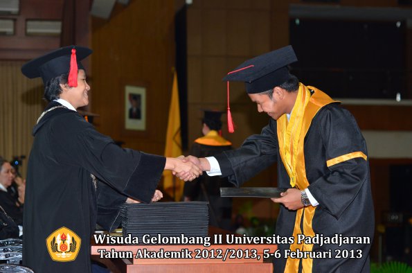 wisuda-unpad-gel-ii-ta-2012_2013-fakultas-hukum-oleh-dekan-082