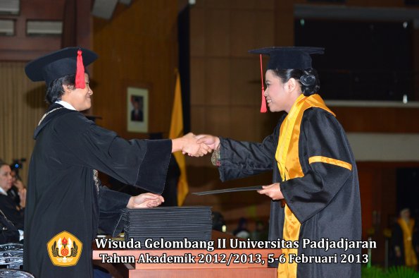 wisuda-unpad-gel-ii-ta-2012_2013-fakultas-hukum-oleh-dekan-083