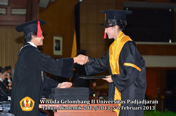 wisuda-unpad-gel-ii-ta-2012_2013-fakultas-hukum-oleh-dekan-086