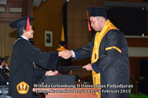 wisuda-unpad-gel-ii-ta-2012_2013-fakultas-hukum-oleh-dekan-088