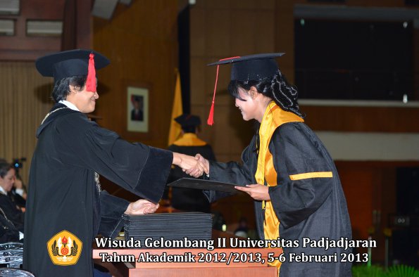 wisuda-unpad-gel-ii-ta-2012_2013-fakultas-hukum-oleh-dekan-089