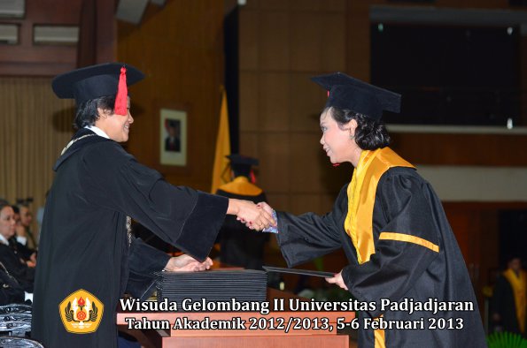 wisuda-unpad-gel-ii-ta-2012_2013-fakultas-hukum-oleh-dekan-091