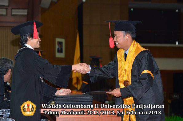 wisuda-unpad-gel-ii-ta-2012_2013-fakultas-hukum-oleh-dekan-092