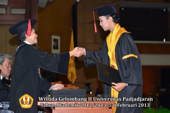 wisuda-unpad-gel-ii-ta-2012_2013-fakultas-hukum-oleh-dekan-094