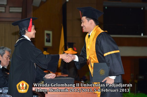 wisuda-unpad-gel-ii-ta-2012_2013-fakultas-hukum-oleh-dekan-097