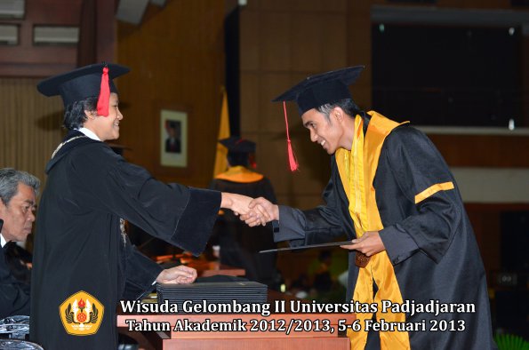 wisuda-unpad-gel-ii-ta-2012_2013-fakultas-hukum-oleh-dekan-098