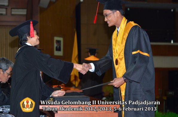 wisuda-unpad-gel-ii-ta-2012_2013-fakultas-hukum-oleh-dekan-101