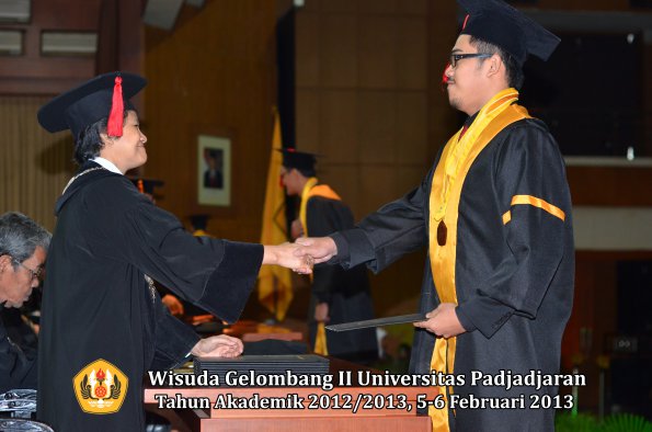 wisuda-unpad-gel-ii-ta-2012_2013-fakultas-hukum-oleh-dekan-102