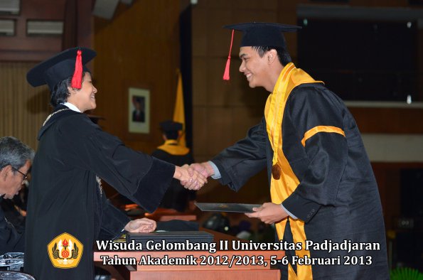 wisuda-unpad-gel-ii-ta-2012_2013-fakultas-hukum-oleh-dekan-103