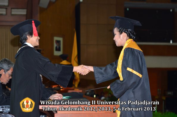 wisuda-unpad-gel-ii-ta-2012_2013-fakultas-hukum-oleh-dekan-107