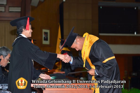 wisuda-unpad-gel-ii-ta-2012_2013-fakultas-hukum-oleh-dekan-108