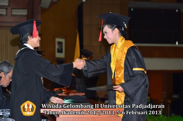 wisuda-unpad-gel-ii-ta-2012_2013-fakultas-hukum-oleh-dekan-109