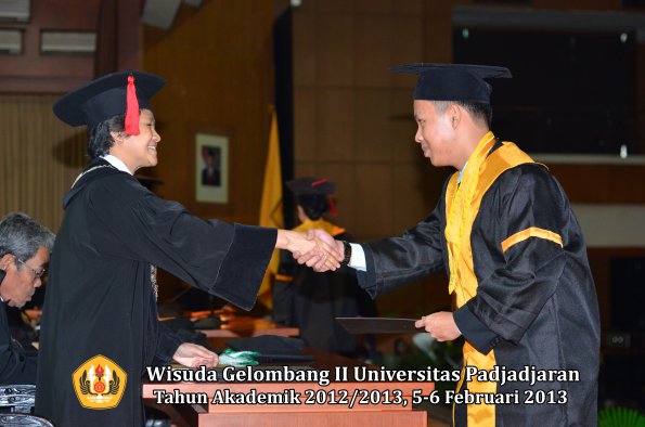 wisuda-unpad-gel-ii-ta-2012_2013-fakultas-hukum-oleh-dekan-111