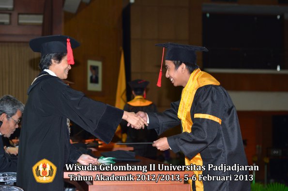 wisuda-unpad-gel-ii-ta-2012_2013-fakultas-hukum-oleh-dekan-112