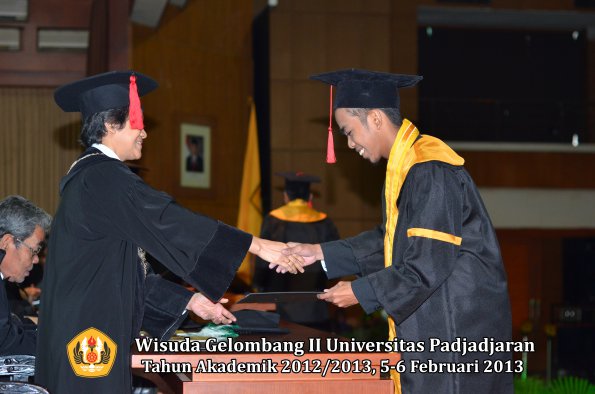 wisuda-unpad-gel-ii-ta-2012_2013-fakultas-hukum-oleh-dekan-113