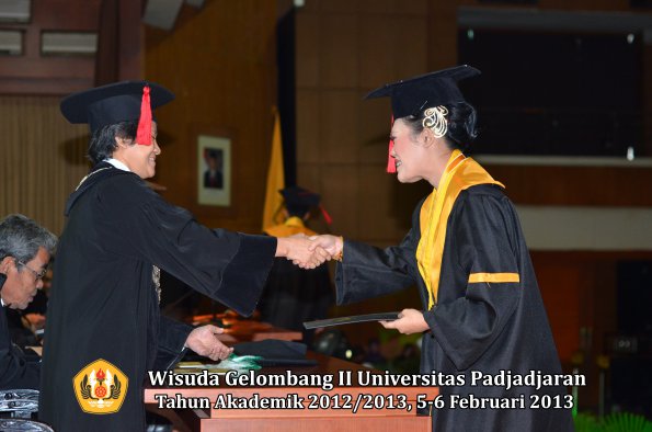 wisuda-unpad-gel-ii-ta-2012_2013-fakultas-hukum-oleh-dekan-114