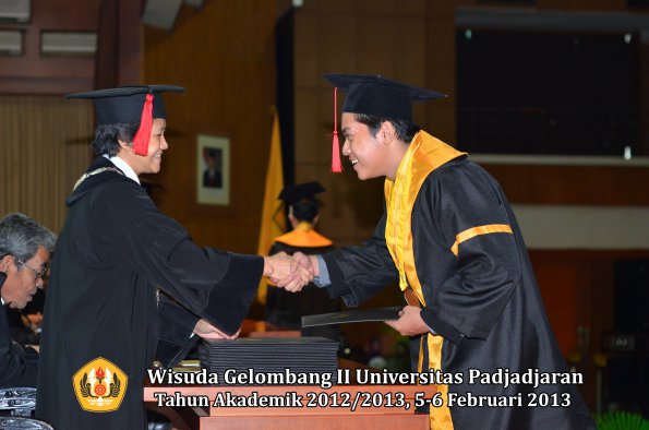 wisuda-unpad-gel-ii-ta-2012_2013-fakultas-hukum-oleh-dekan-115