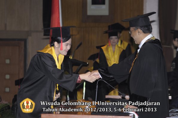 wisuda-unpad-gel-ii-ta-2012_2013-fakultas-hukum-oleh-rektor-011