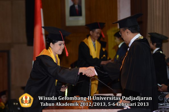 wisuda-unpad-gel-ii-ta-2012_2013-fakultas-hukum-oleh-rektor-012