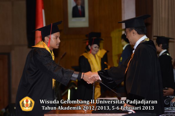 wisuda-unpad-gel-ii-ta-2012_2013-fakultas-hukum-oleh-rektor-016