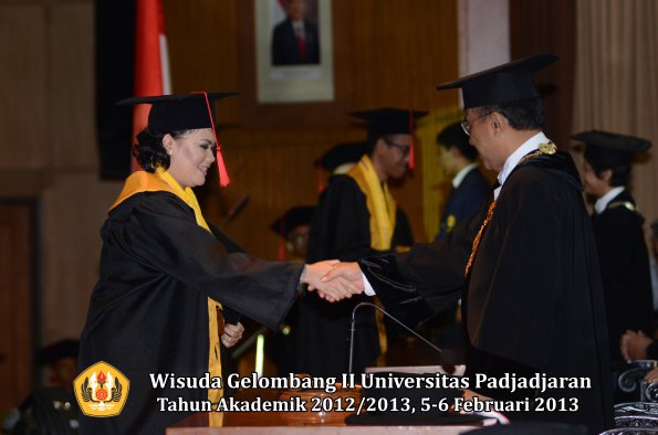 wisuda-unpad-gel-ii-ta-2012_2013-fakultas-hukum-oleh-rektor-017