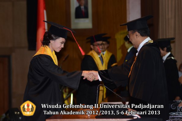 wisuda-unpad-gel-ii-ta-2012_2013-fakultas-hukum-oleh-rektor-020
