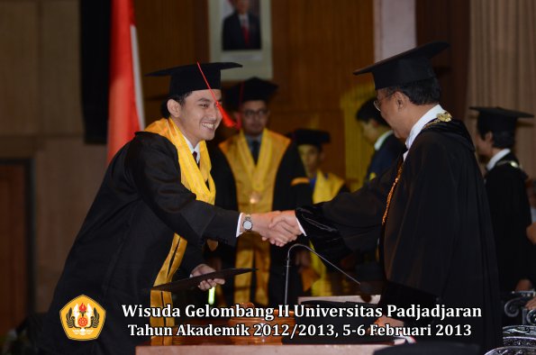 wisuda-unpad-gel-ii-ta-2012_2013-fakultas-hukum-oleh-rektor-023