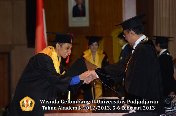 wisuda-unpad-gel-ii-ta-2012_2013-fakultas-hukum-oleh-rektor-025