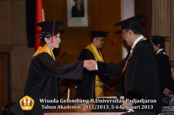 wisuda-unpad-gel-ii-ta-2012_2013-fakultas-hukum-oleh-rektor-026