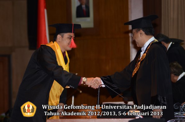 wisuda-unpad-gel-ii-ta-2012_2013-fakultas-hukum-oleh-rektor-027