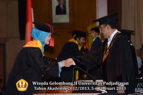 wisuda-unpad-gel-ii-ta-2012_2013-fakultas-hukum-oleh-rektor-028