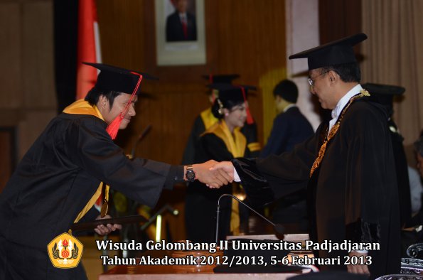 wisuda-unpad-gel-ii-ta-2012_2013-fakultas-hukum-oleh-rektor-029