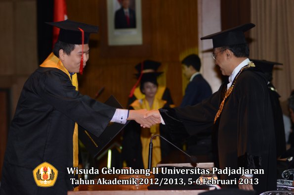 wisuda-unpad-gel-ii-ta-2012_2013-fakultas-hukum-oleh-rektor-031