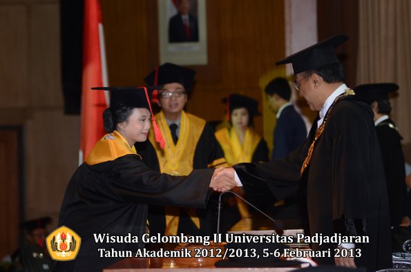 wisuda-unpad-gel-ii-ta-2012_2013-fakultas-hukum-oleh-rektor-032