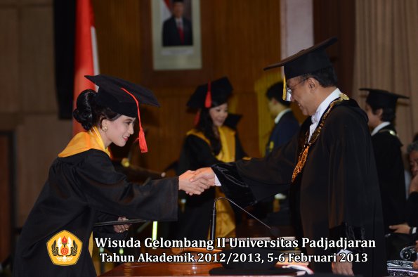 wisuda-unpad-gel-ii-ta-2012_2013-fakultas-hukum-oleh-rektor-037