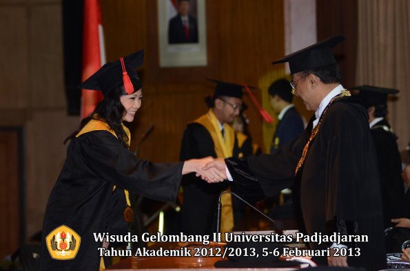 wisuda-unpad-gel-ii-ta-2012_2013-fakultas-hukum-oleh-rektor-038