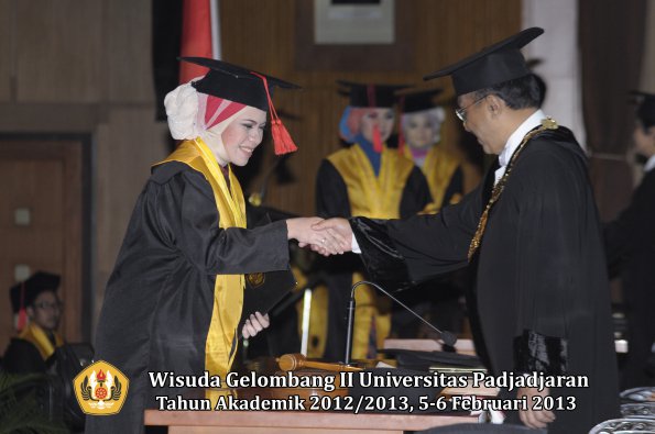 wisuda-unpad-gel-ii-ta-2012_2013-fakultas-hukum-oleh-rektor-042