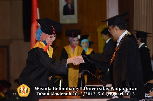 wisuda-unpad-gel-ii-ta-2012_2013-fakultas-hukum-oleh-rektor-043