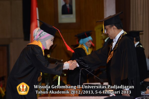 wisuda-unpad-gel-ii-ta-2012_2013-fakultas-hukum-oleh-rektor-044