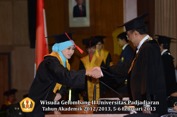 wisuda-unpad-gel-ii-ta-2012_2013-fakultas-hukum-oleh-rektor-045