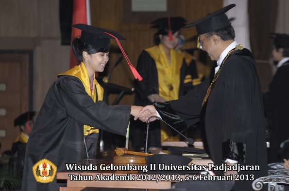 wisuda-unpad-gel-ii-ta-2012_2013-fakultas-hukum-oleh-rektor-046