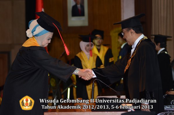 wisuda-unpad-gel-ii-ta-2012_2013-fakultas-hukum-oleh-rektor-048