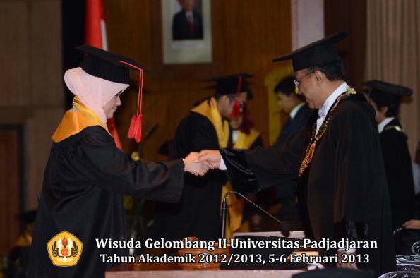 wisuda-unpad-gel-ii-ta-2012_2013-fakultas-hukum-oleh-rektor-049