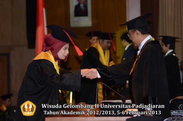 wisuda-unpad-gel-ii-ta-2012_2013-fakultas-hukum-oleh-rektor-051