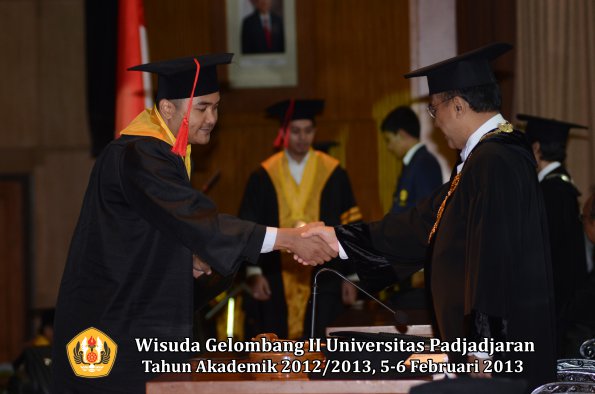 wisuda-unpad-gel-ii-ta-2012_2013-fakultas-hukum-oleh-rektor-052