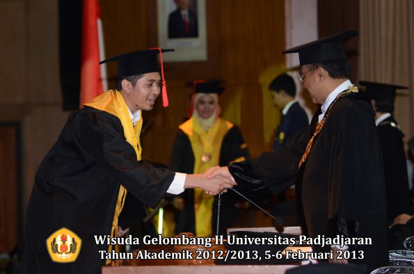 wisuda-unpad-gel-ii-ta-2012_2013-fakultas-hukum-oleh-rektor-053