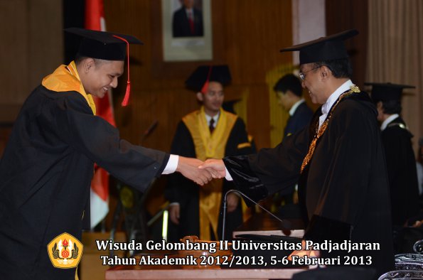 wisuda-unpad-gel-ii-ta-2012_2013-fakultas-hukum-oleh-rektor-055